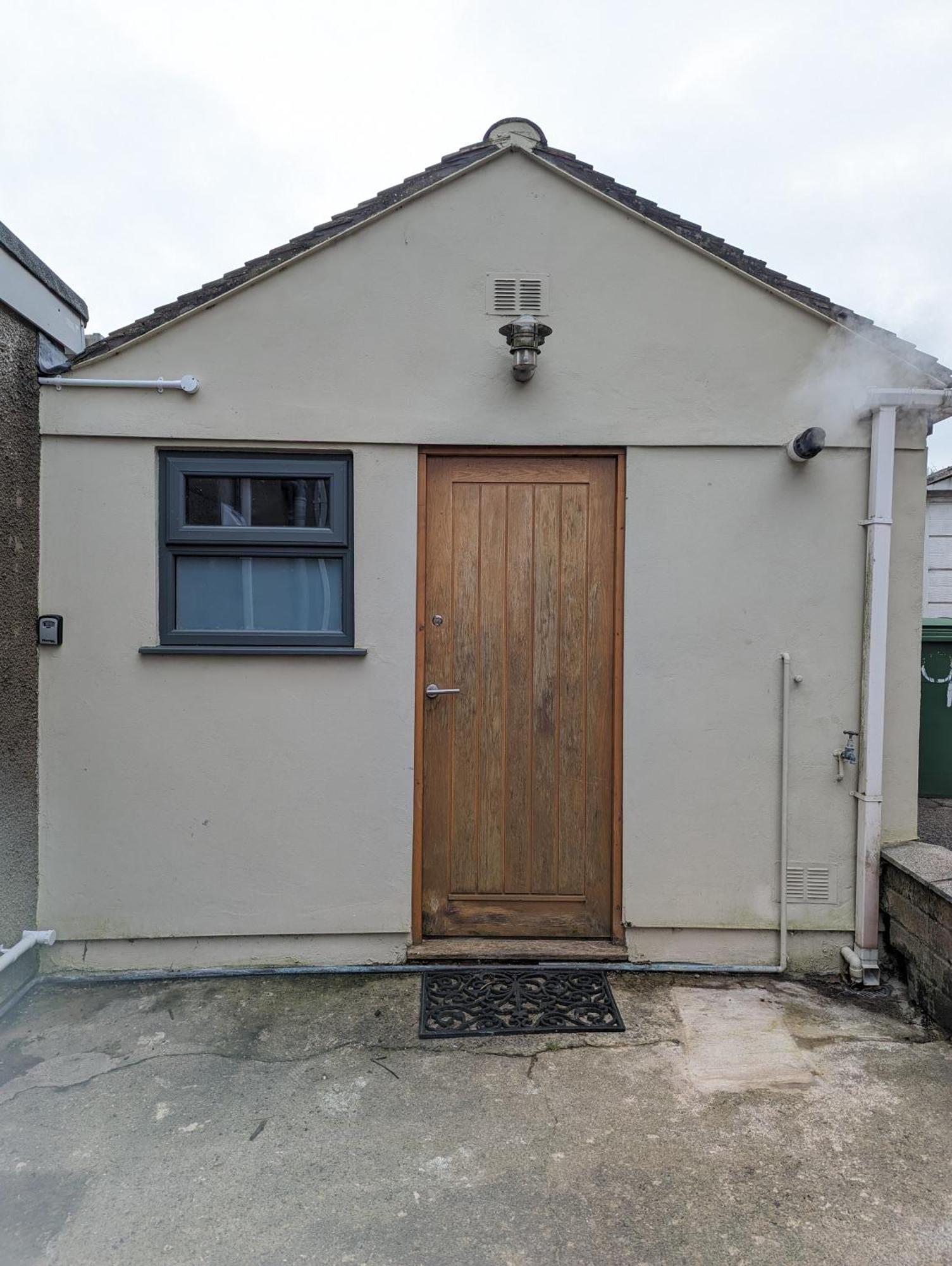 Swan Lake Lodge & Free Parking Cardiff Exterior foto