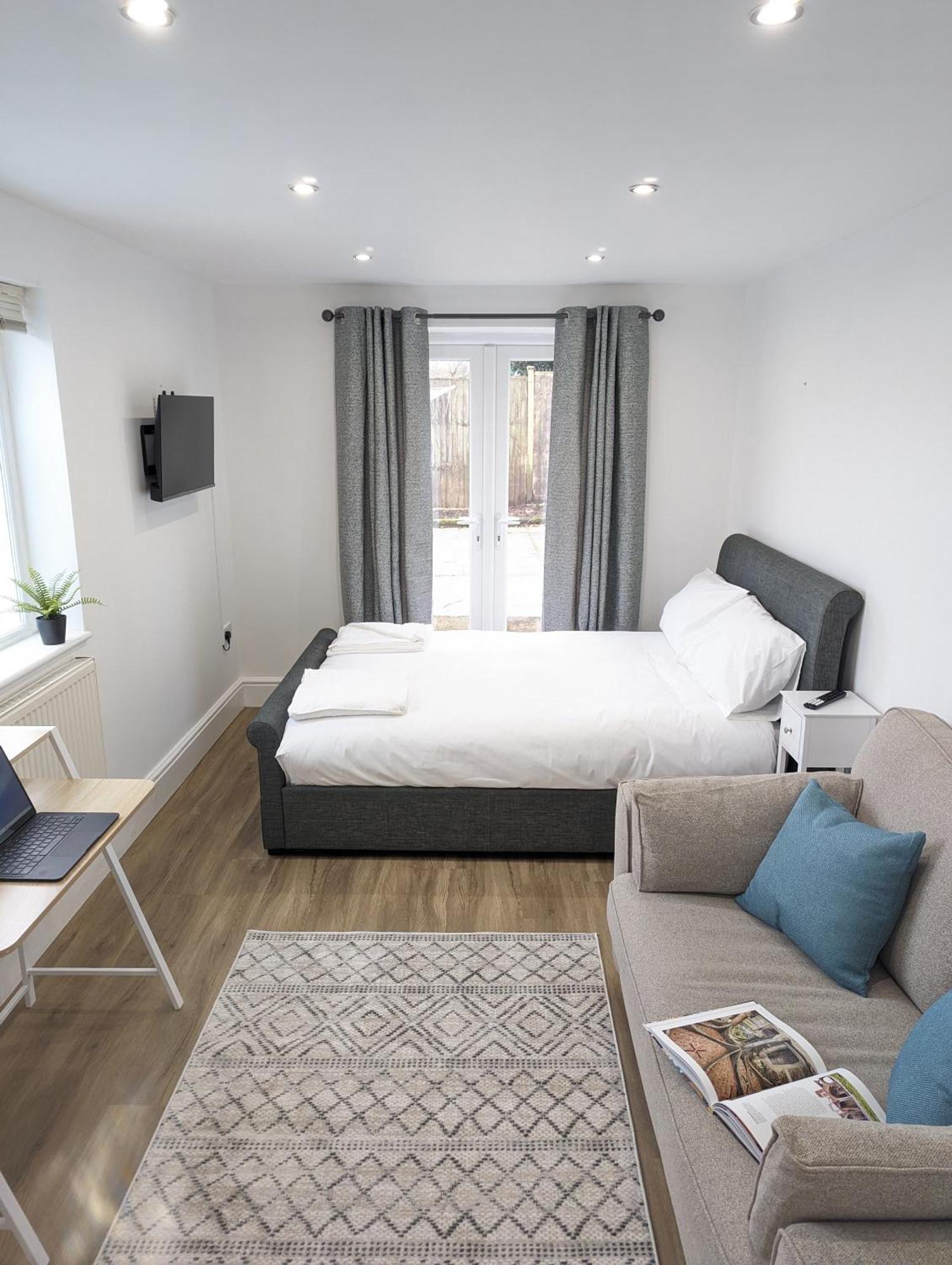 Swan Lake Lodge & Free Parking Cardiff Exterior foto
